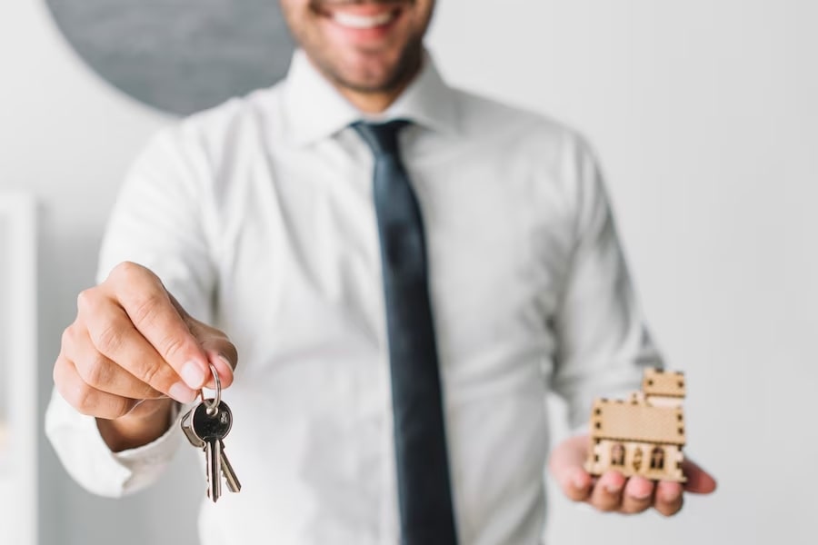 crop-real-estate-agent-with-keys-house_23-2147797578-min